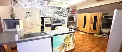 Geladeira, micro-ondas, fogão, cooktop
