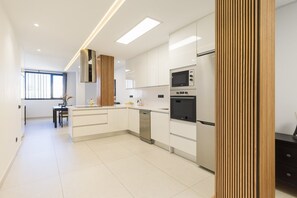 Een koelkast, een microgolfoven, een oven, een kookplaat