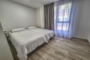 2 bedrooms, iron/ironing board, internet