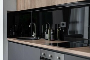 Een koelkast, een microgolfoven, een oven, een kookplaat