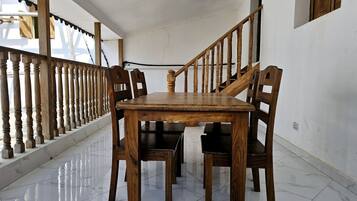 Estúdio família | Quartos à prova de som, Wi-Fi de cortesia, roupa de cama