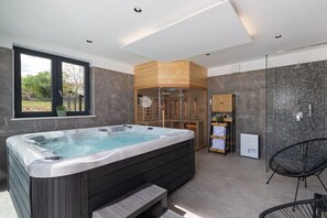 Indoor spa tub