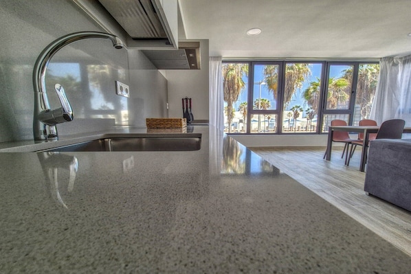 Refrigerador, microondas, parrilla de estufa y cafetera y tetera 