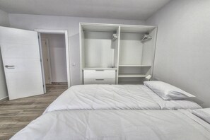 2 quartos, ferros/tábuas de passar roupa, acesso à internet