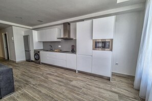 ثلاجة، ميكروويف، موقد طهي مسطح، غسالة أطباق