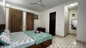 3 bedrooms, WiFi, bed sheets - Aradhay Villa- Charming 3 BR house with WiFi and AC in gorgeous Gurugram (Gurugram)