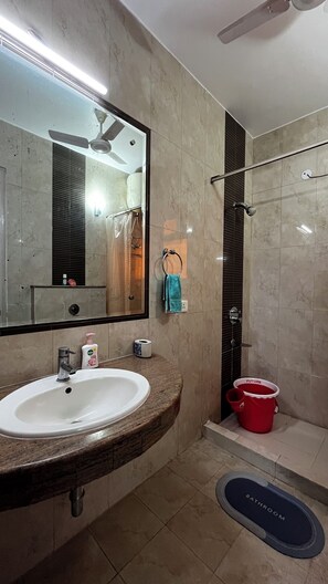 Dusche, HandtĂŒcher, Seife, Toilettenpapier