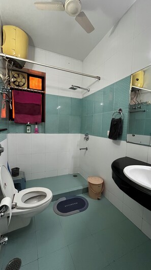 Shower, towels, soap, toilet paper - Aradhay Villa- Charming 3 BR house with WiFi and AC in gorgeous Gurugram (Gurugram)