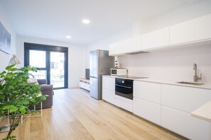 Réfrigérateur, micro-ondes, plaque de cuisson, lave-vaisselle