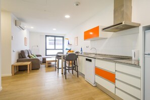 Réfrigérateur, micro-ondes, plaque de cuisson, lave-vaisselle