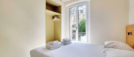 2 slaapkamers, een strijkplank/strijkijzer, internet, beddengoed