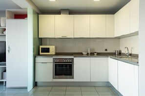 ثلاجة، ميكروويف، فرن، موقد طهي مسطح