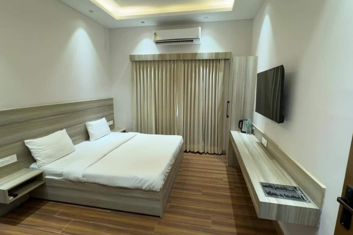 Executive Double Room | Premium bedding, desk, laptop workspace, free WiFi