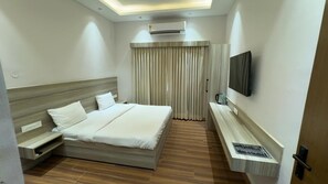 Executive Double Room | Premium bedding, desk, laptop workspace, free WiFi - The Aana Hotel Sohna Gurgaon  (Sohna)