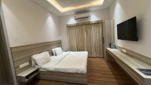 Quarto casal luxo, vista para o jardim | Roupas de cama premium, escrivaninha, espaço de trabalho para notebook