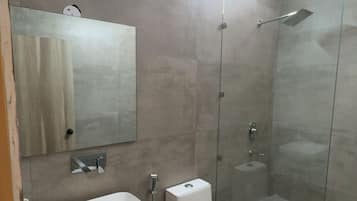 Combined shower/bathtub, free toiletries, towels, soap