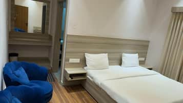 Habitación doble Deluxe, vista al jardín | Ropa de cama de alta calidad y escritorio