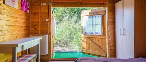 3 bedrooms, iron/ironing board, internet