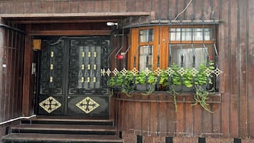 Apartment 2 Bedrooms | Premium bedding, iron/ironing board, bed sheets