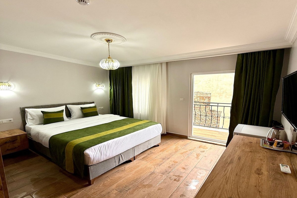 Standard Double Room with Balcony | 고급 침구, 다리미/다리미판, 침대 시트