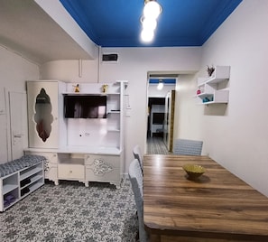 Apartment 2 Bedrooms | Oleskelualue | 87âsenttinen Ă€ly-TV, jossa satelliittikanavat
