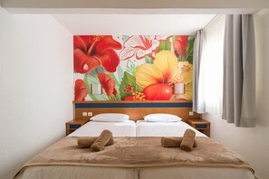 1 chambre, fer et planche à repasser