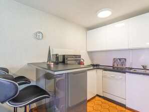 Fridge, dishwasher, cookware/dishes/utensils