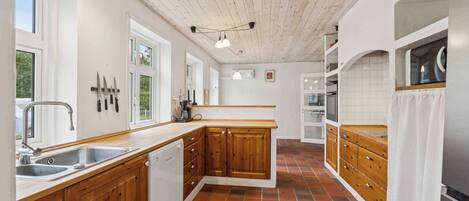 Kjøleskap, ovn, kokeplater og oppvaskmaskin