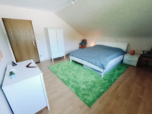 2 bedrooms, desk, free WiFi, bed sheets - Apartment with panoramic balcony with reading material, games and fitness room (Gernsbach)