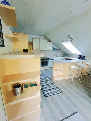 Kjøleskap, mikrobølgeovn, ovn og kokeplater