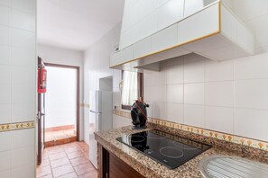 Fridge, microwave, oven, stovetop - Studio in Spain with Private Pool and Garden (Rivero de Posadas)