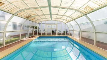 Una piscina cubierta