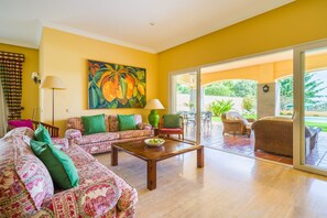 Smart-TV, DVD-Player, Tischfußball, Tischtennisplatte