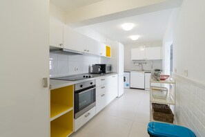 Køleskab, mikrobølgeovn, ovn, kogeplade