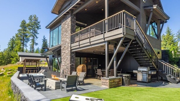 A modern two-story house with a balcony, outdoor seating, and a barbecue area. - Family-Friendly, Hot Tub & Suncadia Pool Access (Cle Elum)