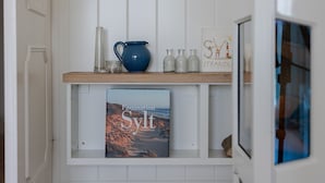 A bookshelf with a book titled 'Faszination Svlt' and decorative items.