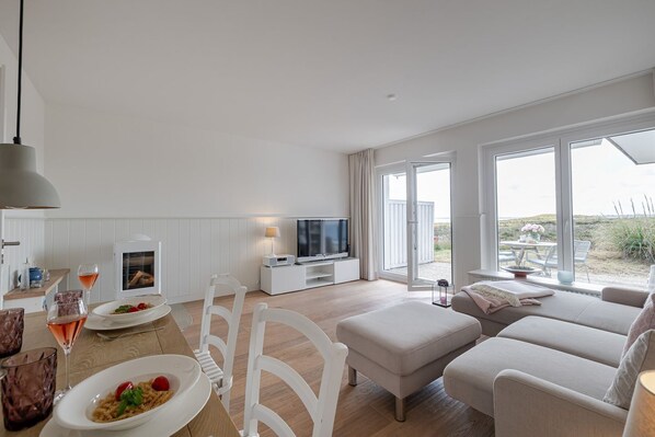 TV, fireplace, stereo