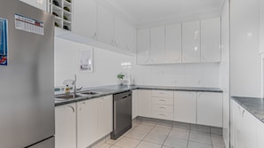 Mikrovågsugn, ugn, spishäll och diskmaskin
