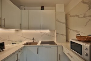 Kühlschrank, Mikrowelle, Herdplatte, Geschirrspüler