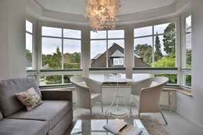 Unclassified image, 2 of 22, button