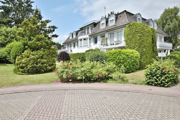 Unclassified image, 1 of 22, button