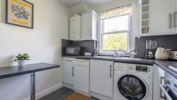 Coffee/tea maker, fridge, microwave, oven