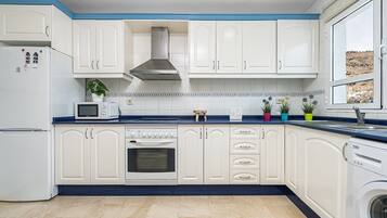 Een koelkast, een magnetron, een oven, een kookplaat