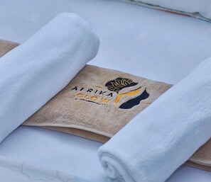 ヘアドライヤー、タオル、石鹸、トイレットペーパー