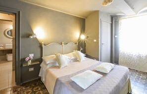 Iron/ironing board, travel crib, free WiFi