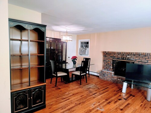 Charming 3-bedroom house with WiFi, AC in Deer Park