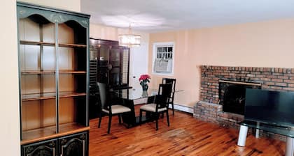 Charming 3-bedroom house with WiFi, AC in Deer Park