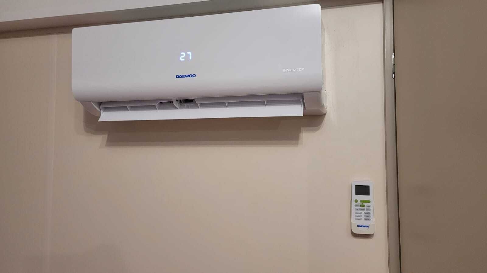 Aire acondicionado de pared con pantalla digital que muestra una temperatura de 27 grados.
