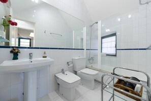 Shower, hair dryer - House in Santa Brígida with Sea & Mountain Views (Santa Brígida)