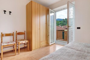 1 bedroom, bed sheets